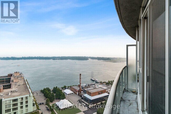 Photo du bâtiment - 208 Queens Quay W
