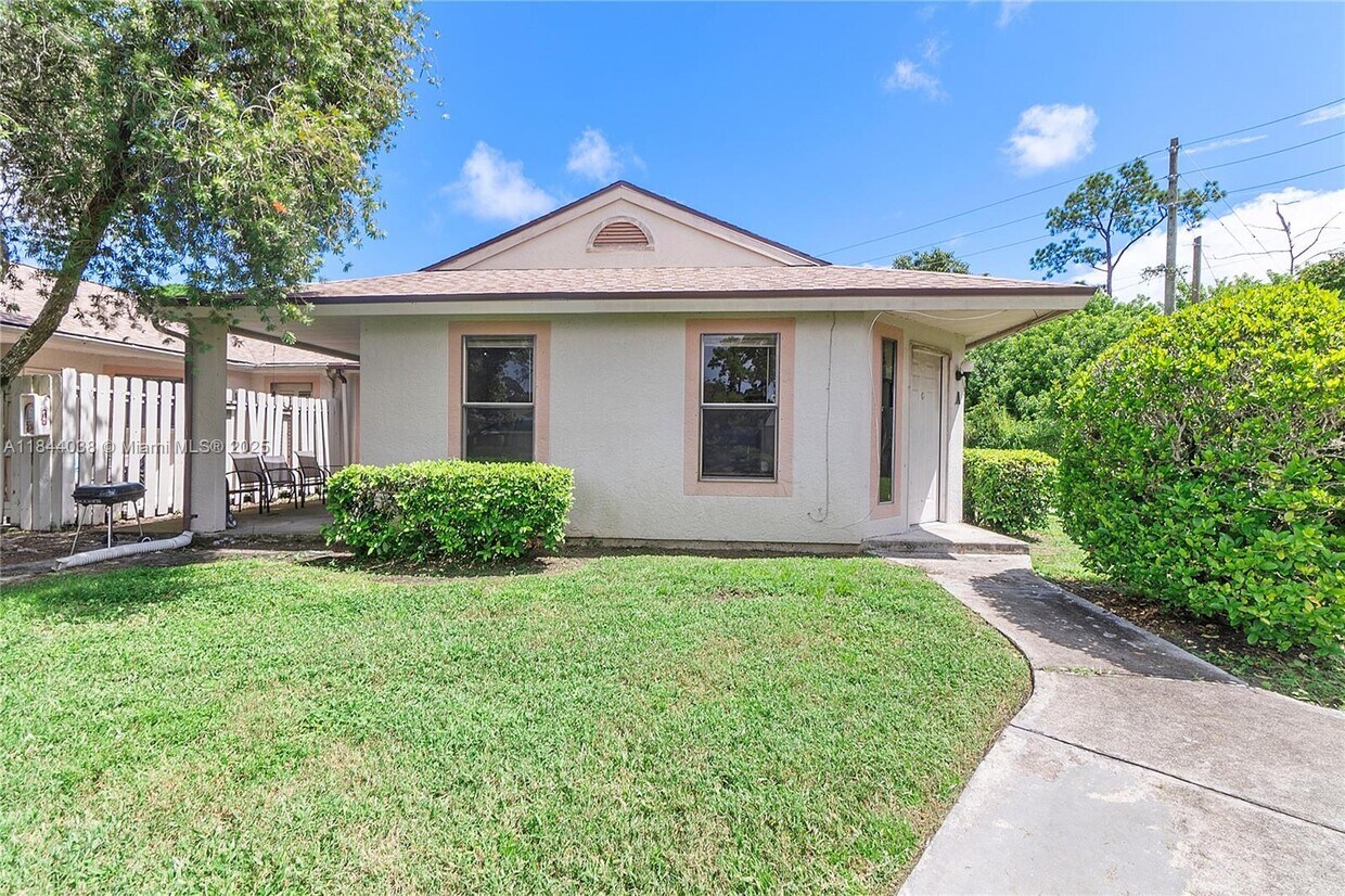 Foto principal - 2828 Stoneway Ln
