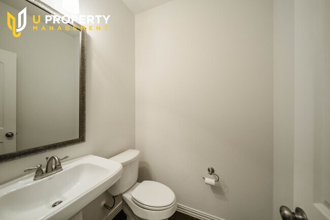 Building Photo - 3 Bed Sweet home ready for family.