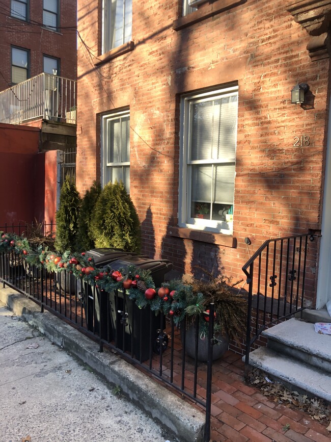 Building Photo - 218 6th St