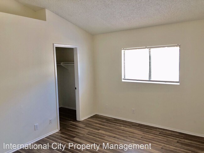 Foto del edificio - 1048 Newport Ave