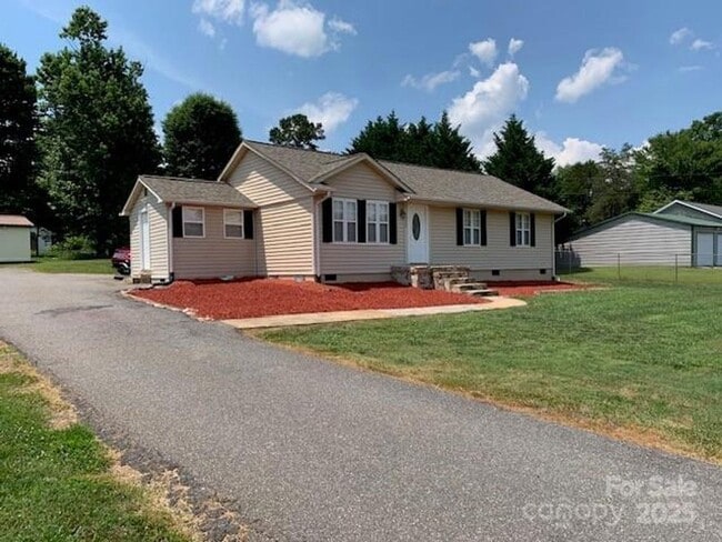 Building Photo - Move-In Ready 3BR/2BA with New Appliances ...