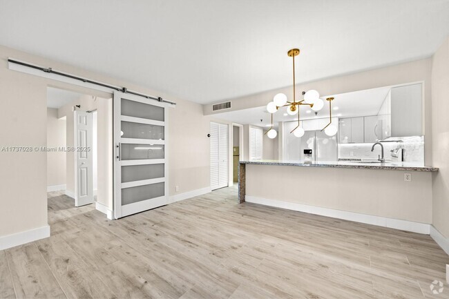Building Photo - 2625 Collins Ave