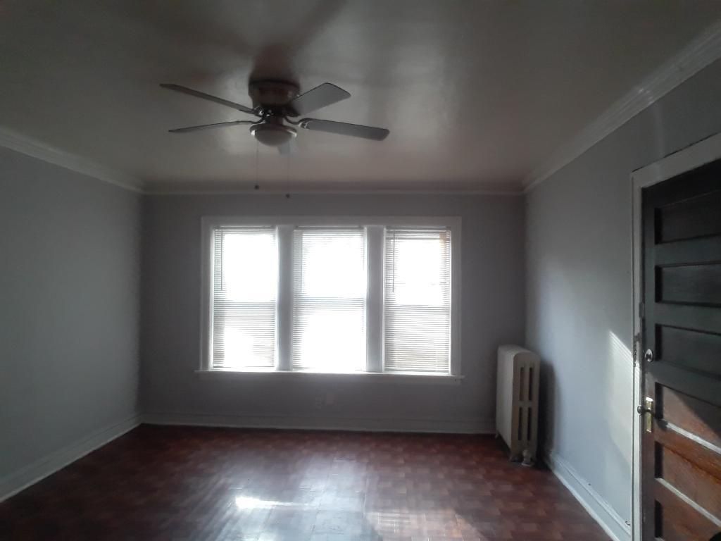 Living area - 737 N Mayfield Ave