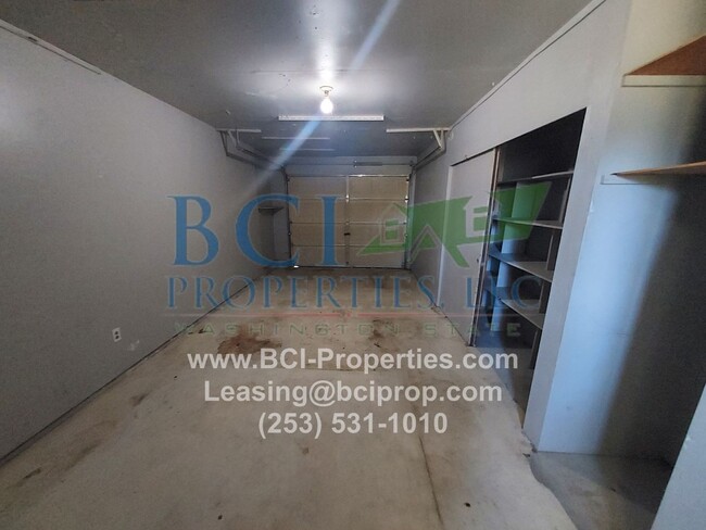 Building Photo - Highly Desired 2 bedroom duplex with garag...