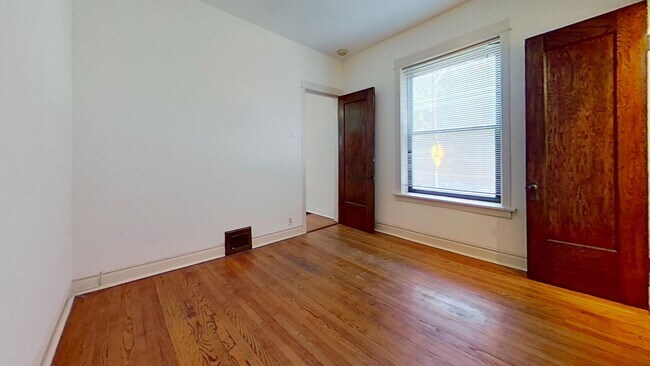 Foto del edificio - Raised First Floor North Center Two Bedroom