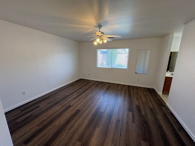 Building Photo - SW Visalia Home Available Now!