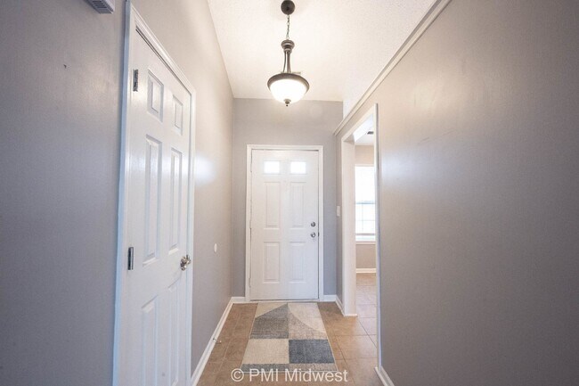 Foto del edificio - "Charming 3-Bed, 2-Bath Gem with 1323 Sq Ft of Comfort on Bitternut Drive!"