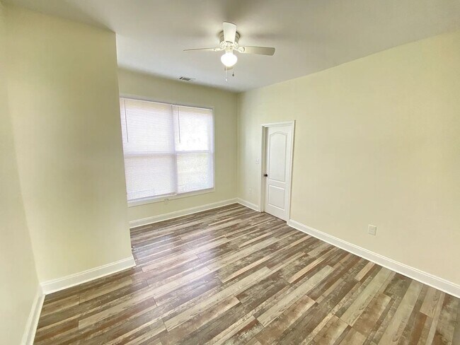Building Photo - Spacious, must-see three-bedroom, two-bathroom home - Open To Section 8