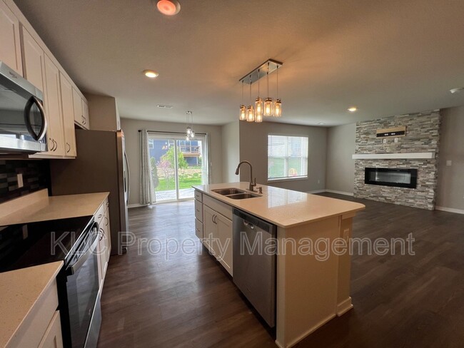 Building Photo - 2564 SE Morningdew Dr