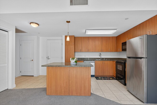 Building Photo - Bright 2-Bedroom Home in Smart Corner