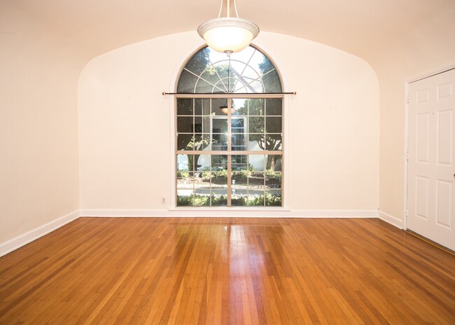 Building Photo - Sandringham Apartments