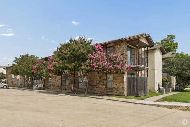 Building Photo - Oak Court Apartments