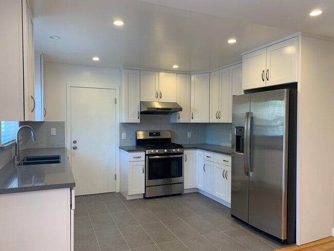 Building Photo - 2065 Oakwood Dr