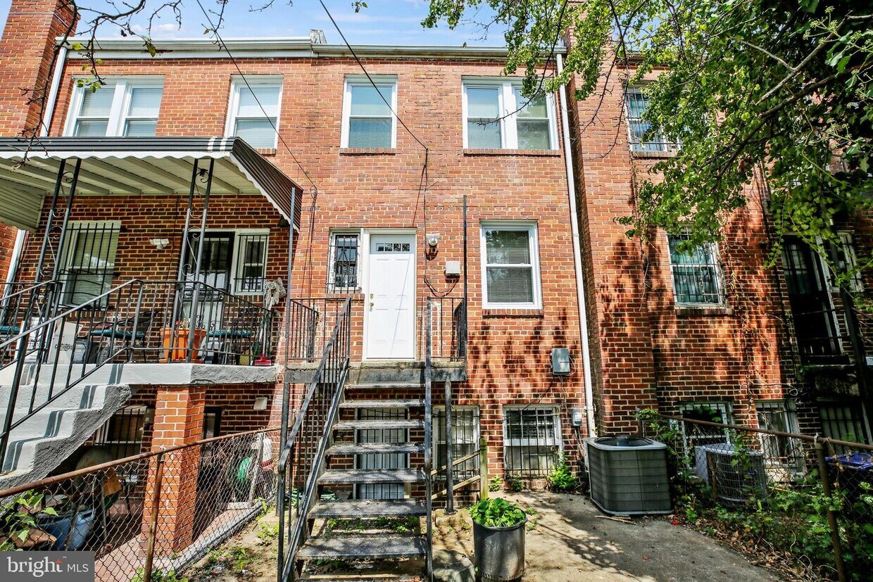 Foto principal - 1807 E St NE