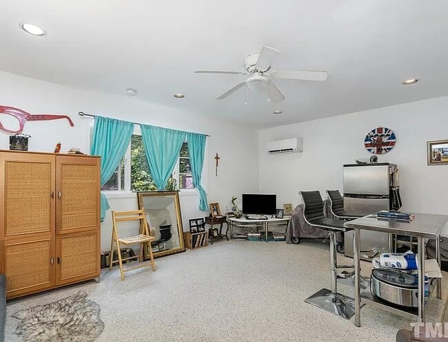 Sala de estar con gran ventanal - 115 W Woodridge Dr