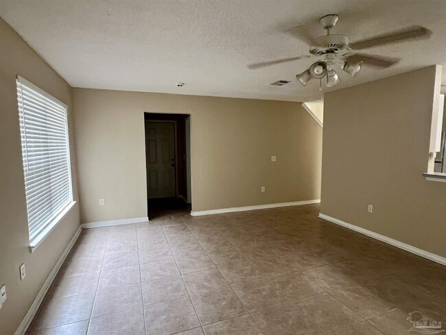 Foto del edificio - 6213 Cottage Woods Dr