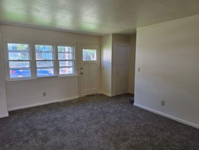 Foto del edificio - $900 - 2 Bedroom 1 Bathroom Townhome