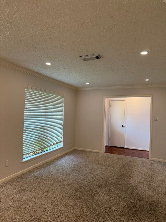Building Photo - 515 Tresvant Dr