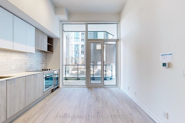 Photo du bâtiment - 2020 Bathurst St