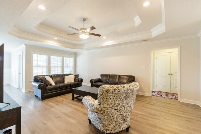 Foto del edificio - Beautiful 3-Bedroom Home with Modern Finishes and Outdoor Living in Nelson Hill NEAR the pond