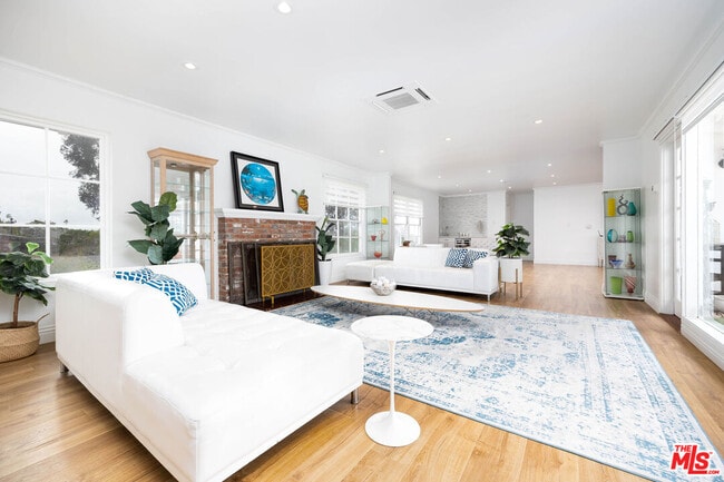 Foto del edificio - 1110 W Muirlands Dr