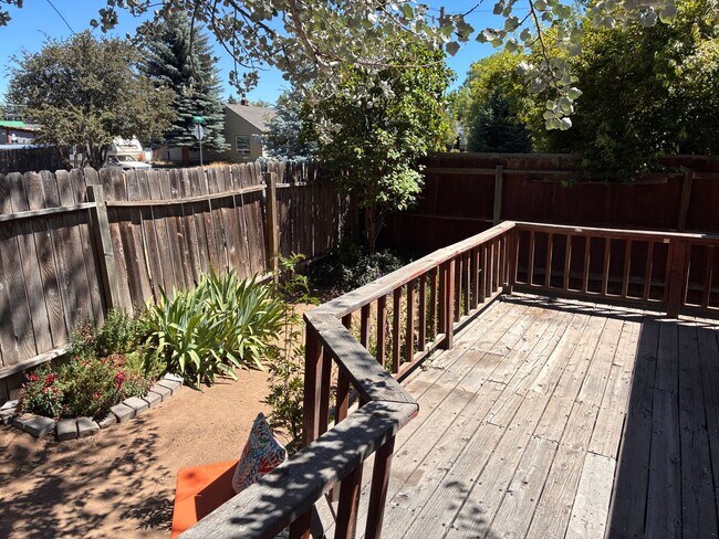 Foto del edificio - Located Right Off Galveston, 2 Bedroom Duplex w/Fenced Yard!