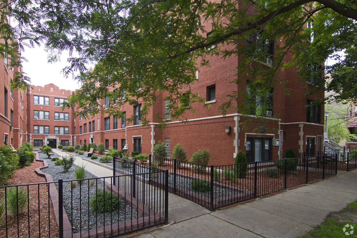 Building Photo - 3933 N Janssen Ave