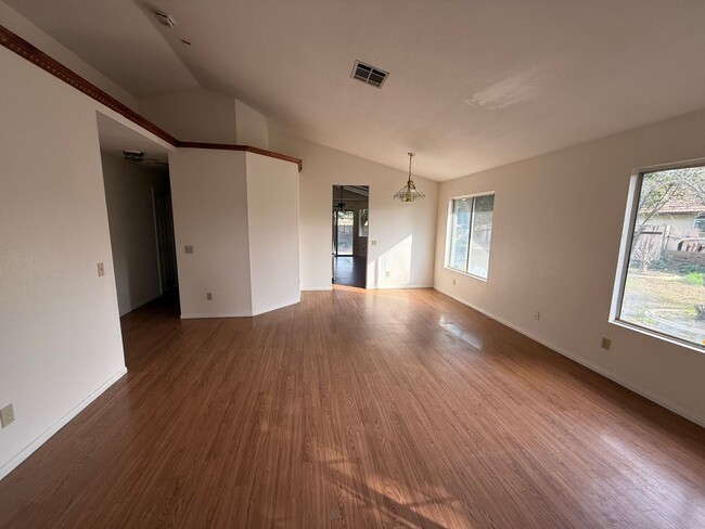 Building Photo - 3 Bed 2 Bath San Jacinto