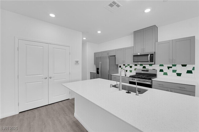 Foto del edificio - 4747 Bluebird Clfs Ave