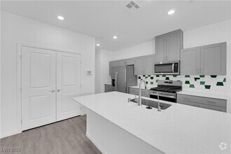 Building Photo - 4747 Bluebird Clfs Ave
