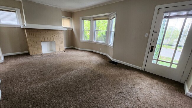 Building Photo - 4 bedroom 1.5 bathroom