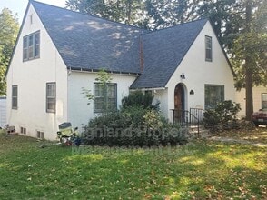 Building Photo - 520 NE Maple St