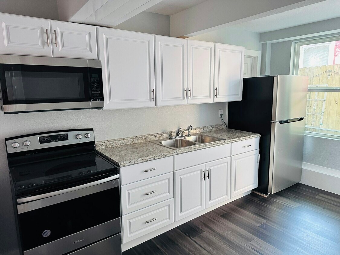 Foto principal - 609 Sealy Ave