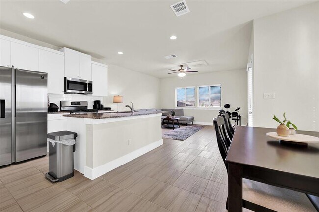 Building Photo - 433 White Steppe Way