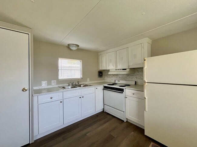 Foto del edificio - 2 Bed 2 Bath Thonotosassa! New paint throu...
