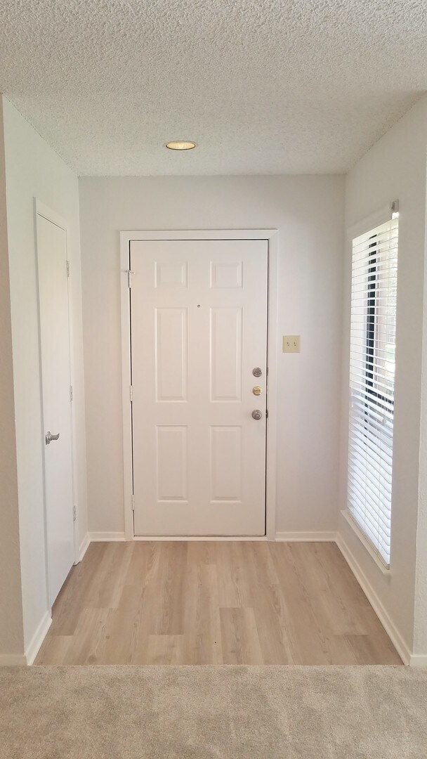Foto del edificio - Spacious, Remodeled Duplex Unit Near Hulen...