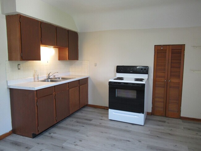Building Photo - 1 Bedroom 1 Bath 3rd Floor unit