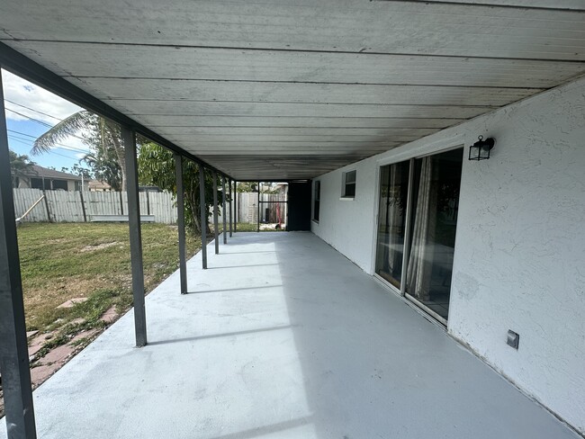 Building Photo - 9044 Pineapple Rd