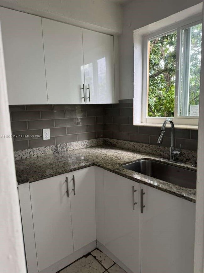 Building Photo - 888 SW 6th St