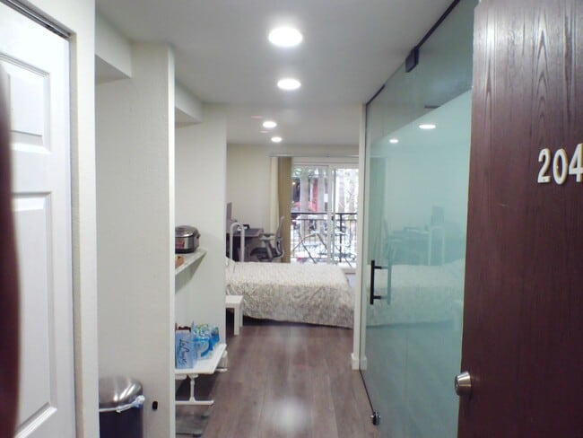 Building Photo - Walking Distance from Microsoft Campus!!!