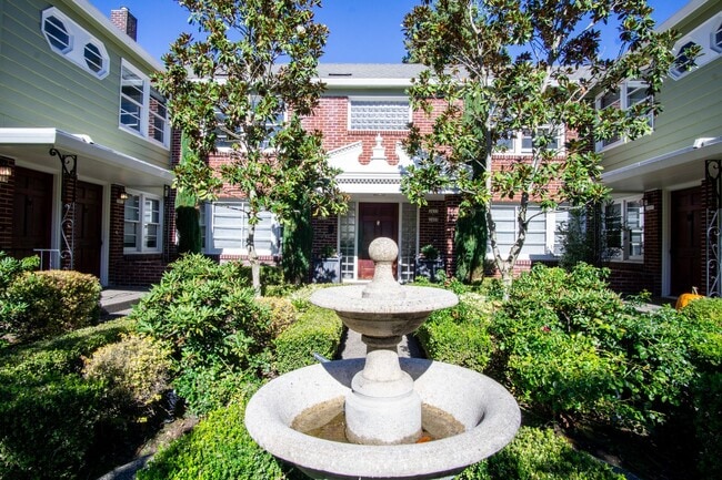 Fabulous Nob Hill 1Bdr Corner Apartment in Courtyard Building! - Fabulous Nob Hill 1Bdr Corner Apartment in Courtyard Building!