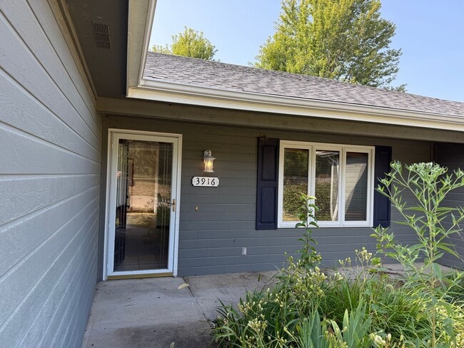 Building Photo - 3916 Fox Ridge Dr