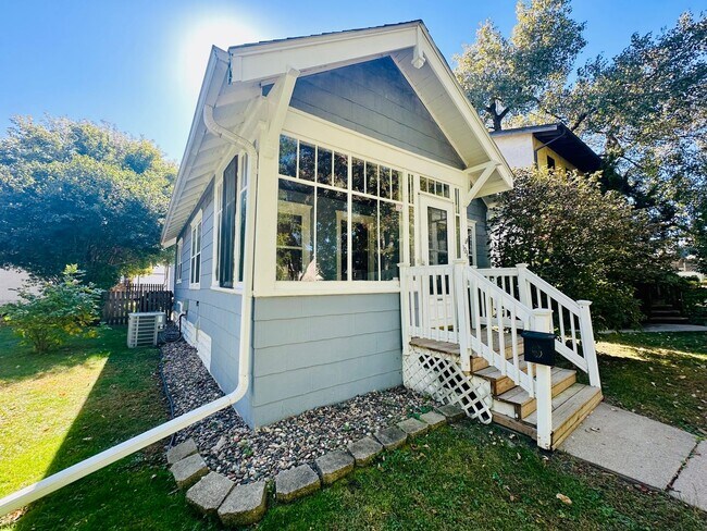 Foto del edificio - Charming 2-Bedroom Home with Hardwood Floo...