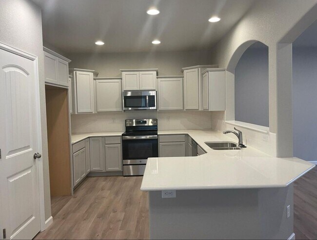 Building Photo - Newer and Spacious 3 Bedroom Townhome