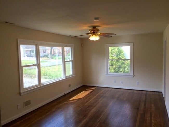 Building Photo - 925 Barlen Dr