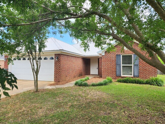 Building Photo - 3/2 conveniently located between Fairhope ...