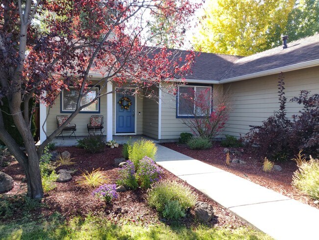 Building Photo - Stylish SW Bend 3×2 with Fenced Yard