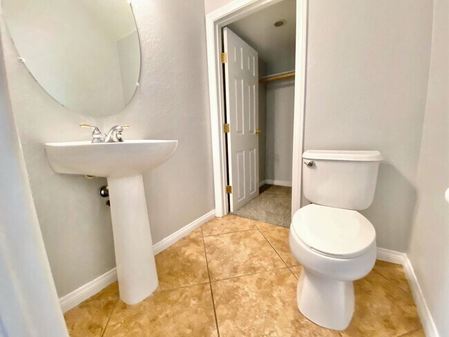 Foto del edificio - BEAUTIFUL 3 BEDROOM 2.5 BATHROOM HOUSE LOC...