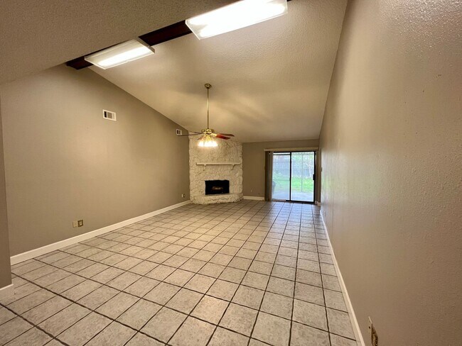 Building Photo - 3 Bedroom, 2 Bathroom Home in Lafayette!